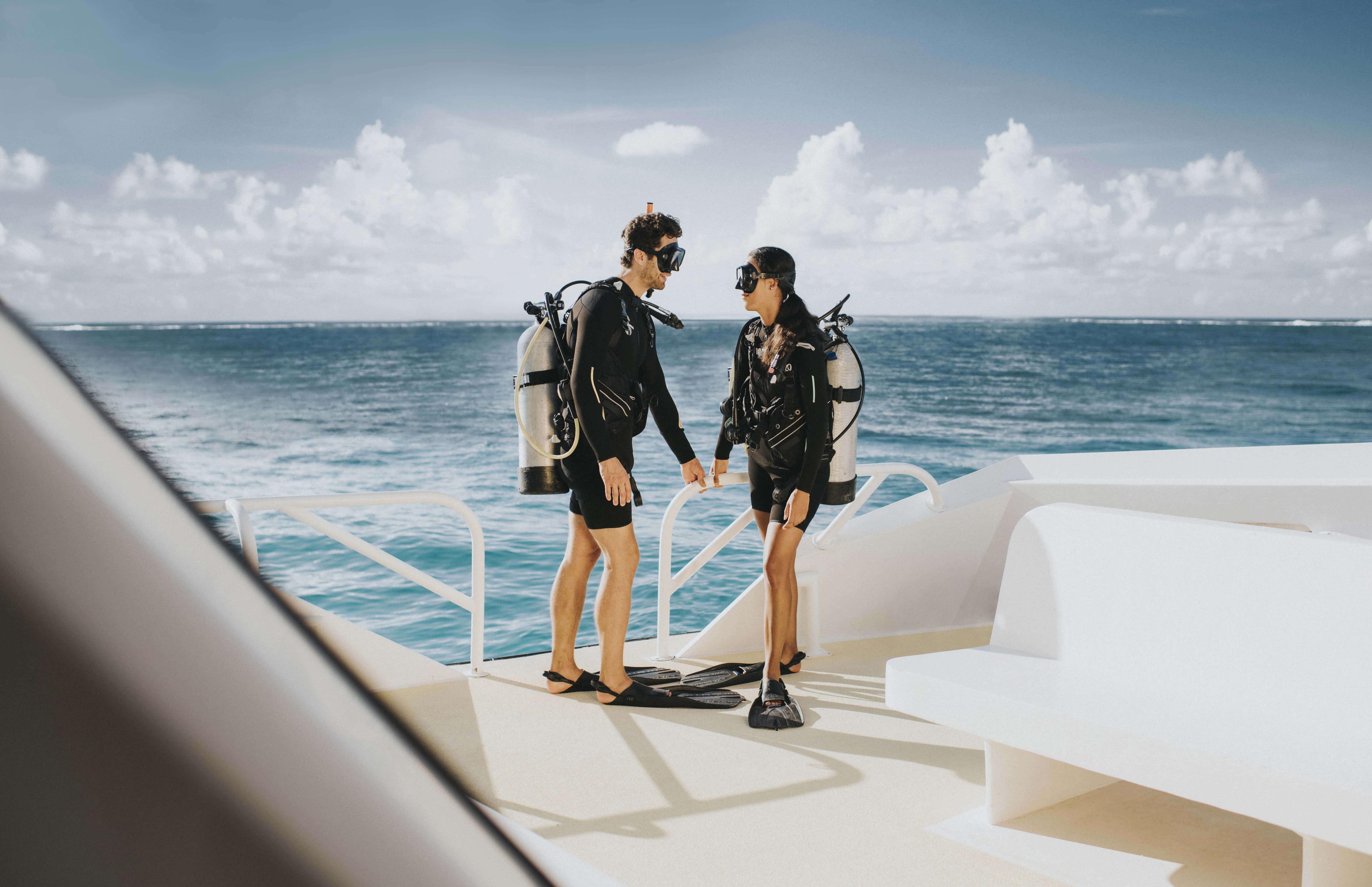 Cours de plongée PADI aux Turks & Caicos avec un instructeur et un élève en conditions réelles, dans une eau claire.